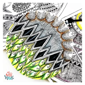 Zendala circulaire mettant en scène les motifs Zentangle Poke Leaf, Wadical et Küle, avec un jeu de couleurs vertes, grises et noires renforçant la texture et la dynamique - blog Jijihook