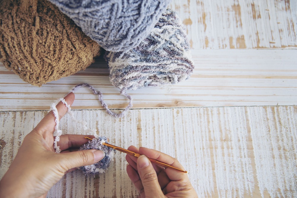 Activité créative relaxante avec le crochet, pratique manuelle apaisante pour cultiver la créativité et le bien-être