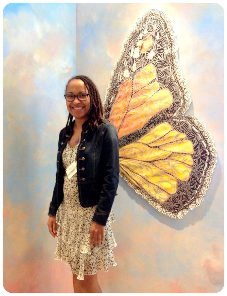 Photo prise à Providence en 2017 lors du séminaire de certification Zentangle, montrant Gisèle devant une œuvre artistique inspirée du Zentangle.