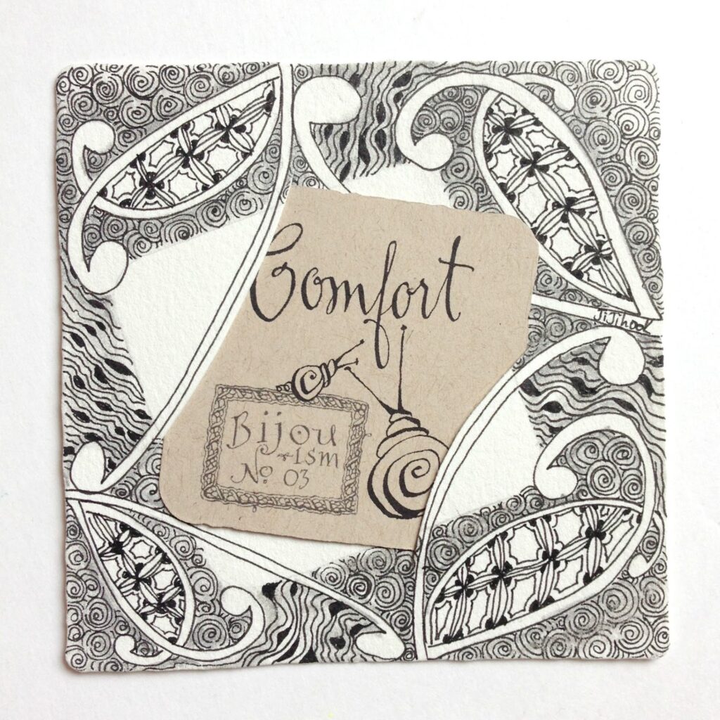 Tuile Zentangle réalisée à la main avec des motifs organiques et répétitifs, symbole de confort et de lâcher-prise, créée durant ma certification Zentangle en 2017.