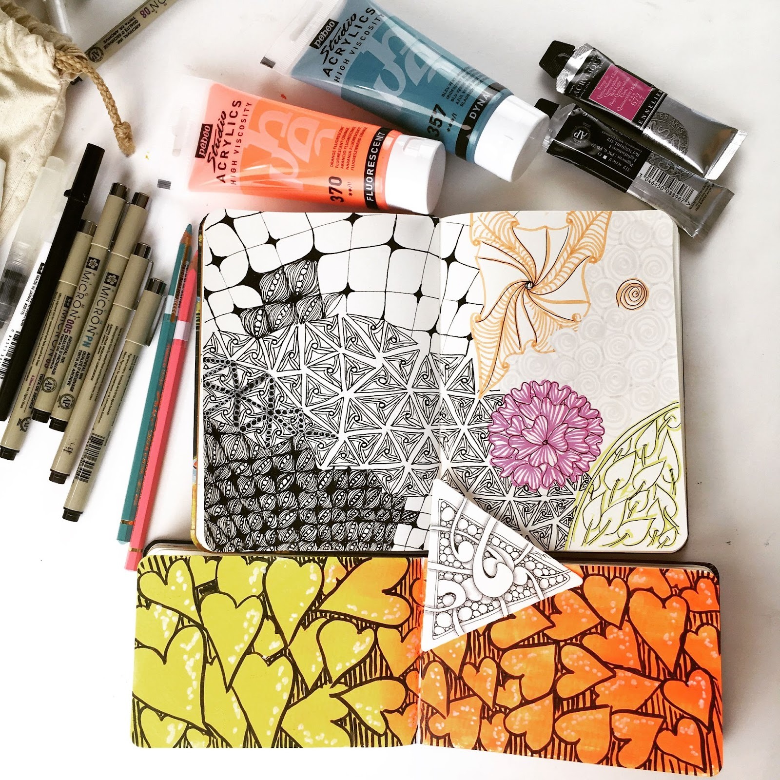 Carnet de dessin mêlant Zendoodle et Zentangle avec feutres et peinture, exemple de pratique artistique pour ralentir et explorer sa créativité