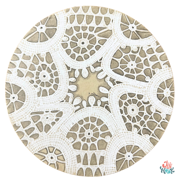 Zentangle dentelle circulaire réalisé en blanc sur fond kraft, motifs répétitifs fins et harmonieux