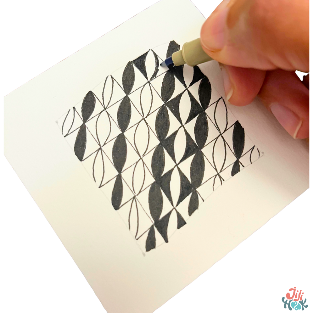 Zentangle & pleine conscience motif Zentangle en cours de dessin au feutre noir sur tuile, pratique de méditation créative pour se recentrer et apaiser l’esprit