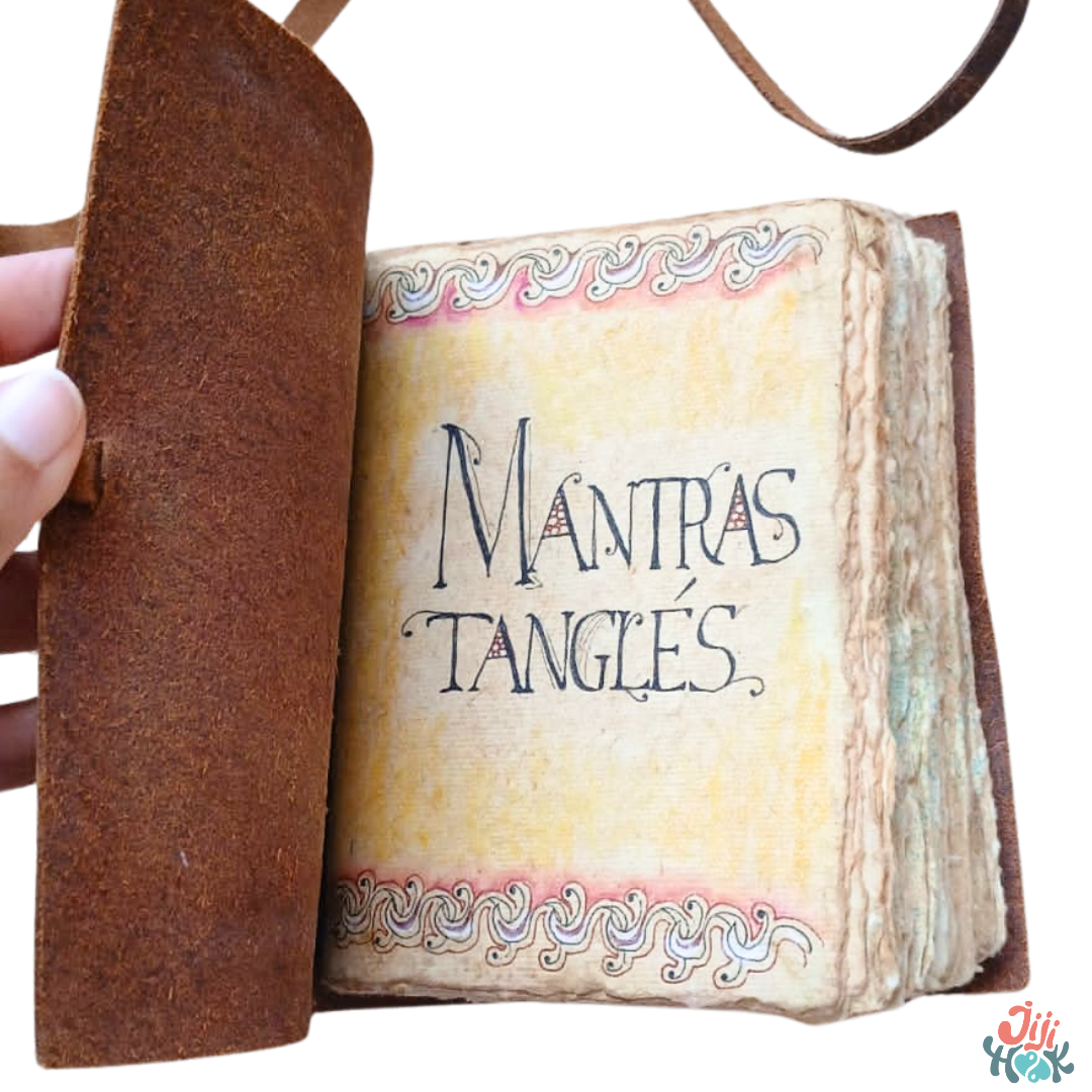 Couverture intérieure du carnet en cuir Moonster intitulé Mantras Tanglés, avec bordures décoratives zentangle en rose et blanc sur papier ancien