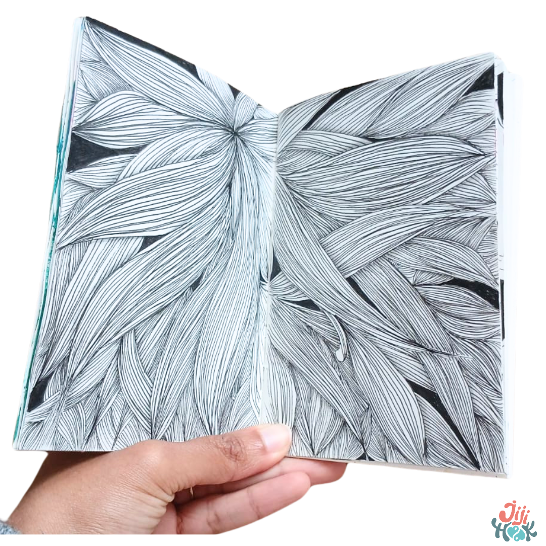 Double page d'un carnet zentangle entièrement couverte de motifs de feuilles et de plumes en noir et blanc, style lignes et auras