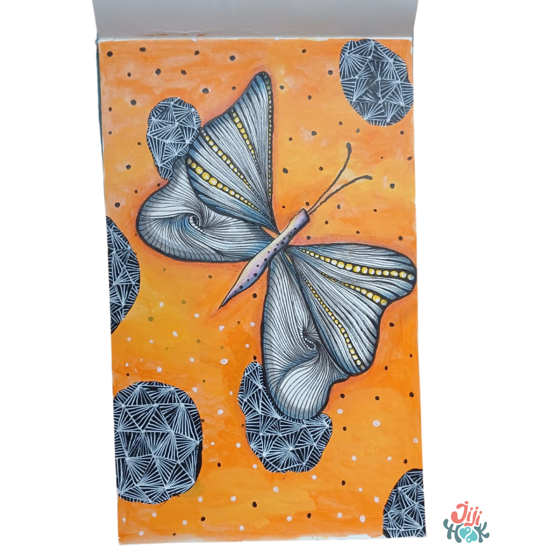 Page de carnet zentangle avec un papillon aux motifs en lignes noires sur fond orange, entouré de formes géométriques style diamant