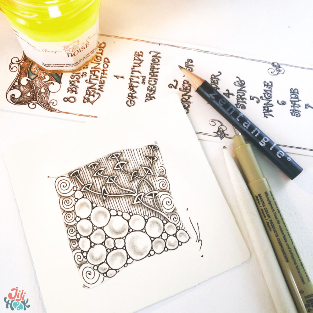 un crayon et deux feutres posés près d'une tuile Zentangle et sur un marque-page, Zentangle anxiété