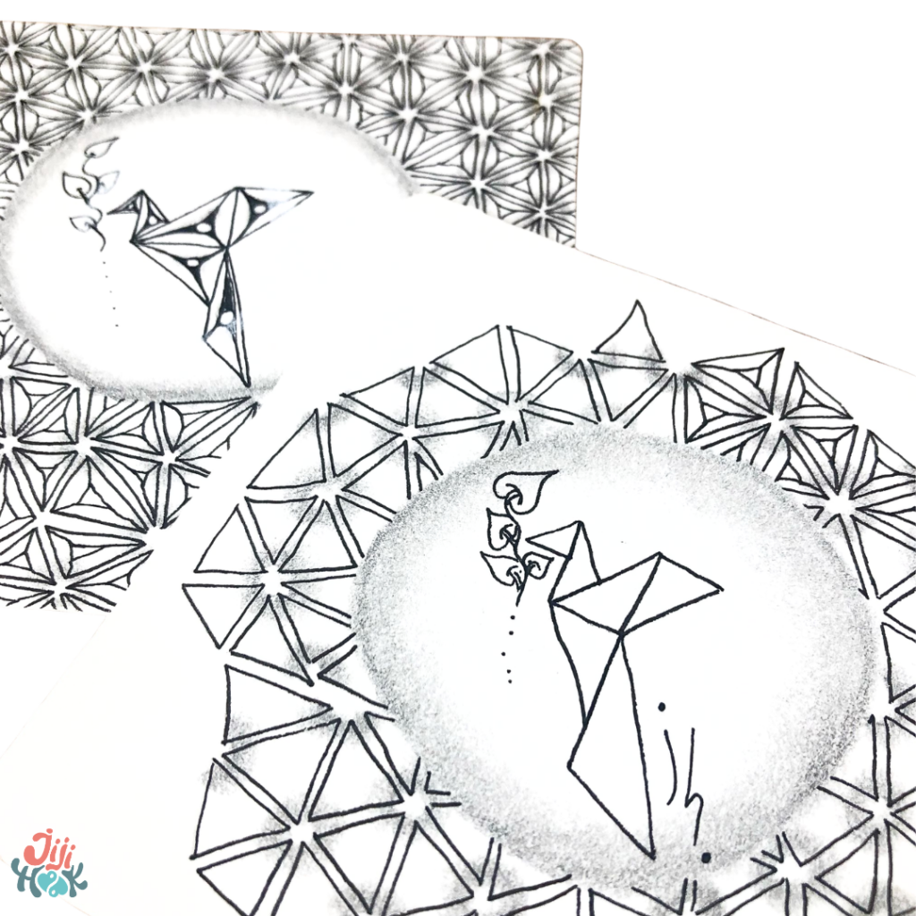 deux tuile zentangle en noir et blanc superposés sur fond blanc, zentangle anxiété