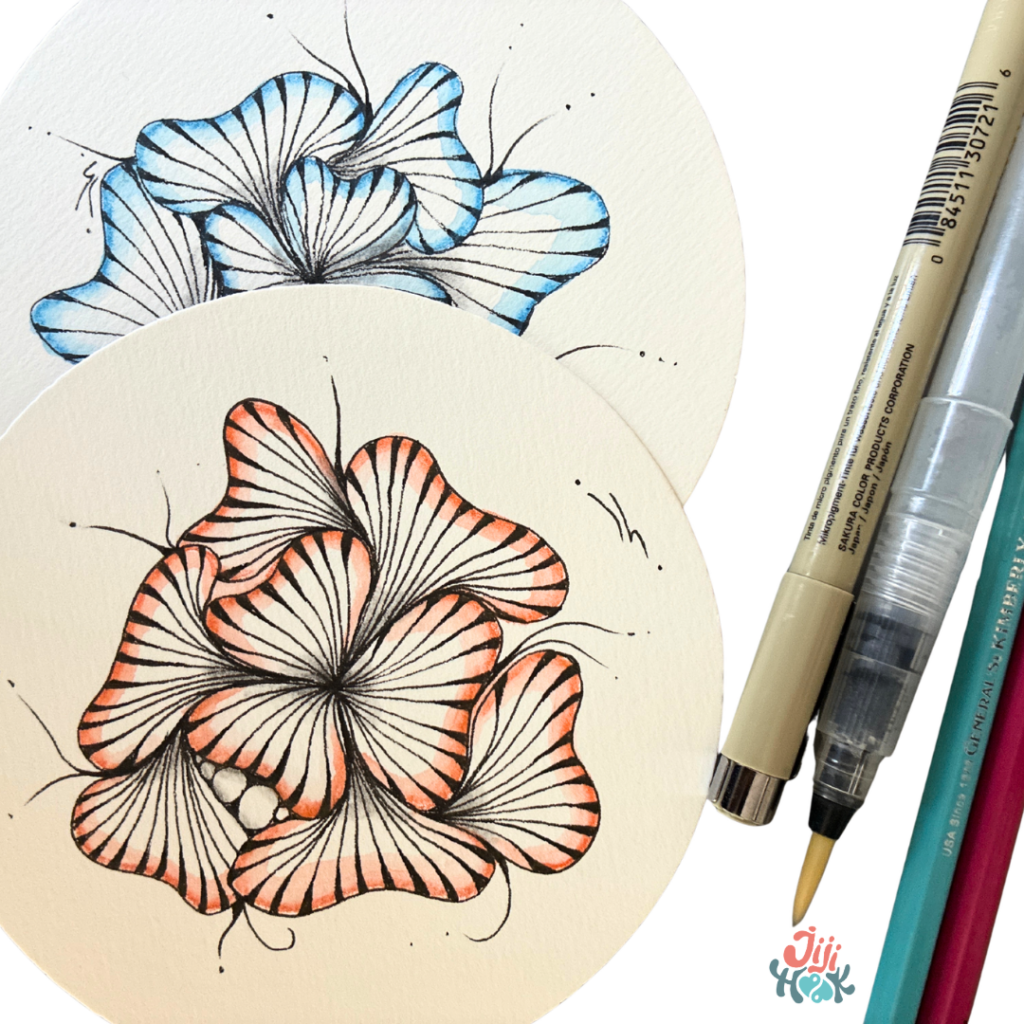 deux tuiles zentangle sur fond blanc avec des feutres à côté