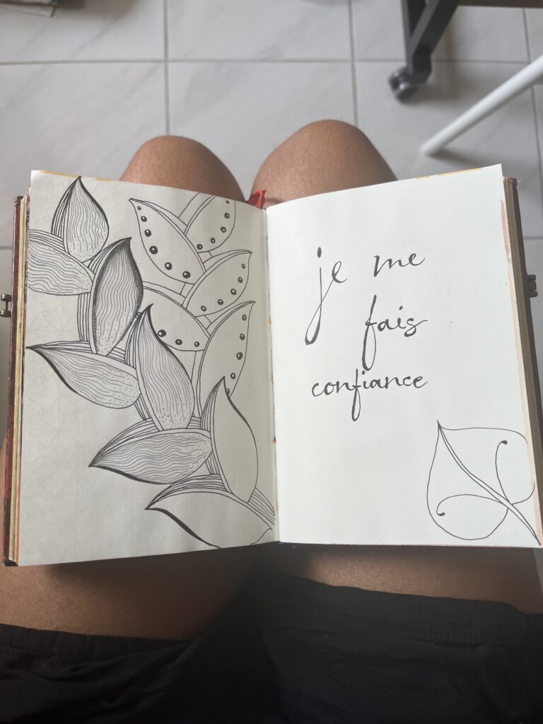 artjournal, dessin sur feuille gauche et phrase "je me fais confiance" sur la feuille droite