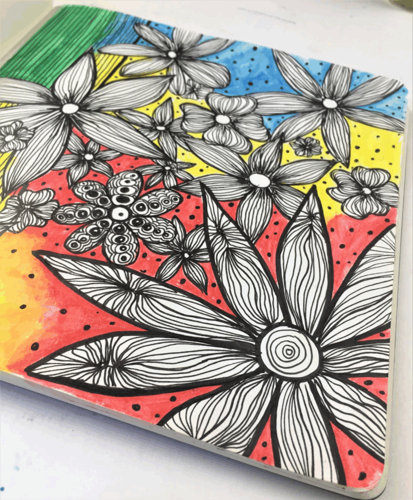 artjournal et doodles : fleurs gribouillées au feutre noir et de couleurs ajouté de façon aléatoire