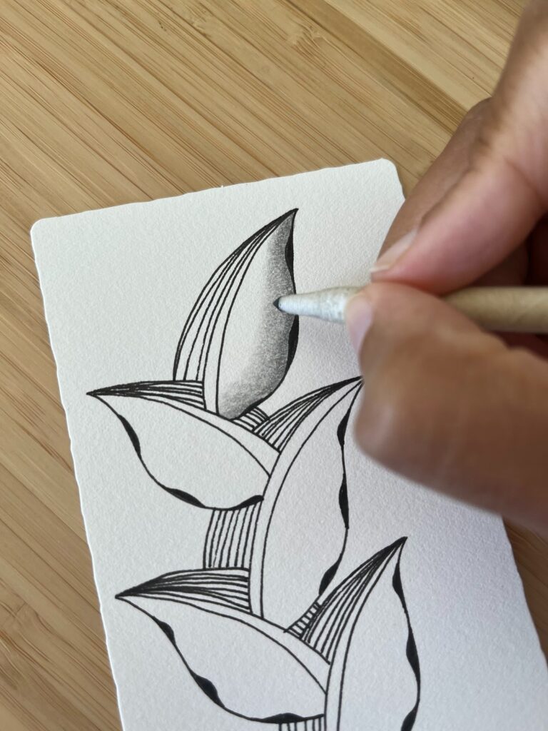 Illustration du travail d’estompage au tortillon sur un motif Zentangle, tirée du blog créatif Jijihook.