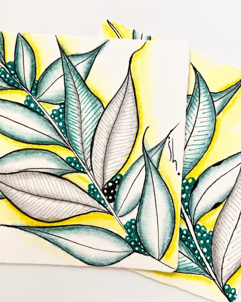 motifs Zentangle originaux style végétal avec feuilles vertes et fond jaune
