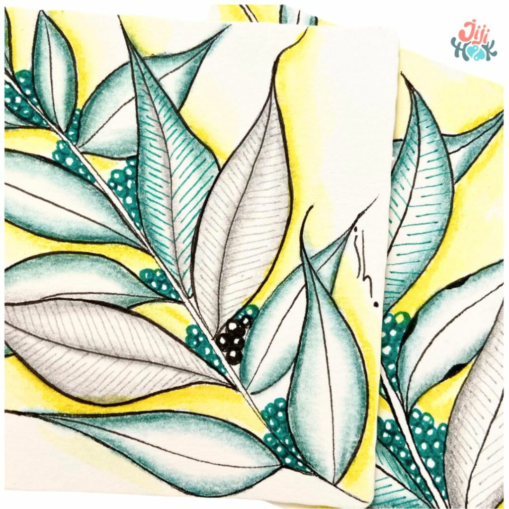 Tuiles Zentangle nature représentant les motifs Ynix et Bronx Cheer – feuilles et baies aux tons vert et jaune, réalisées au Pigma Micron et crayons aquarellables par JijiHook